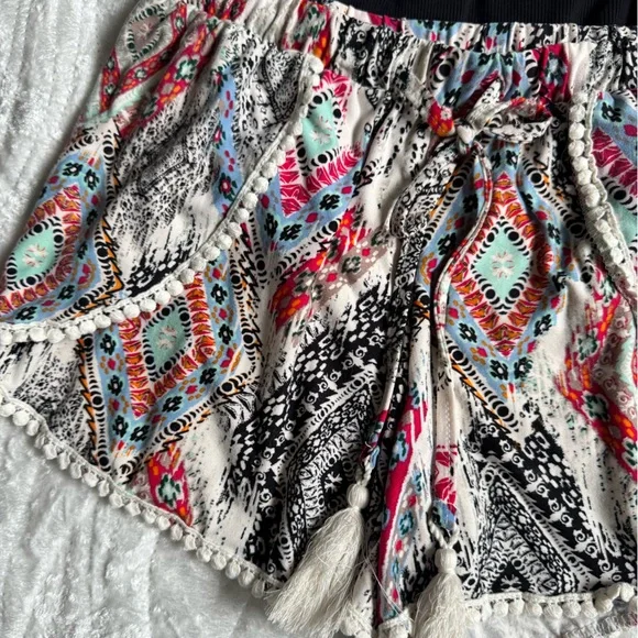✨Like New!😍Hot Kiss Black Aztec Multicolor Printed Shorts - Picture 4 of 6